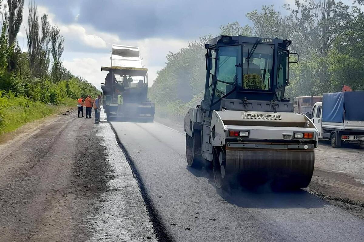 Дорожники відновлюють ділянку автошляху від Сокільця до Ямпільської громади