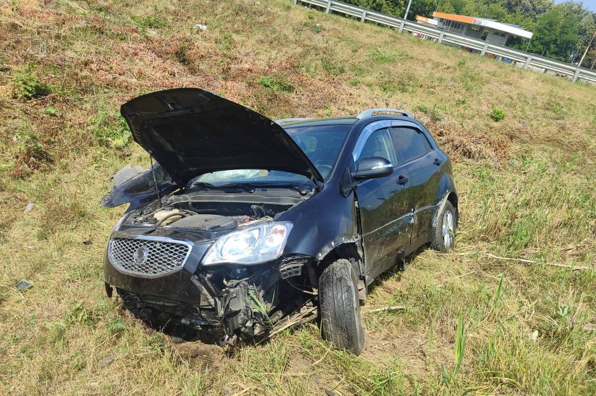 На об’їзній Вінниці автомобіль з’їхав у кювет: є постраждала