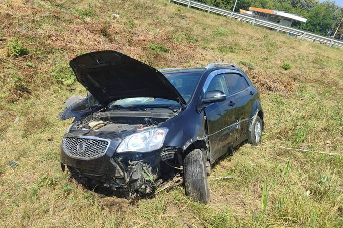 На об’їзній Вінниці автомобіль з’їхав у кювет: є постраждала