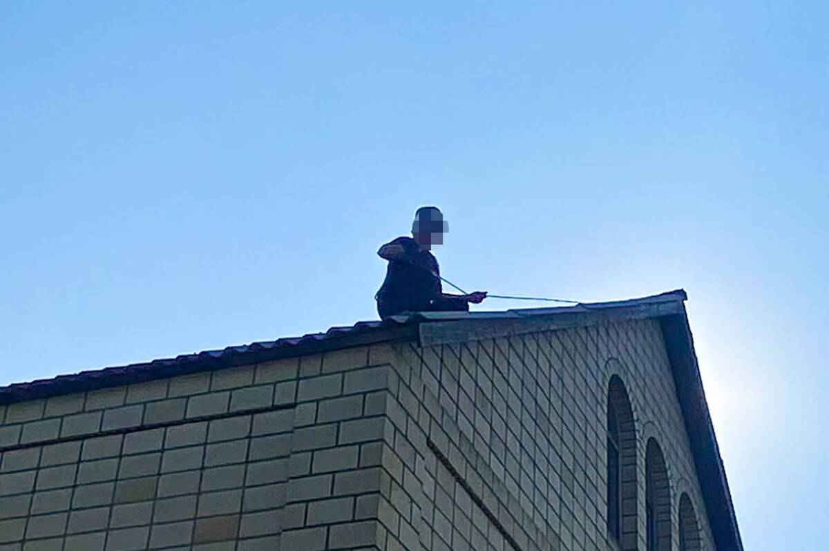 Хотів полагодити дах після негоди: на Вінниччині чоловік застряг на висоті
