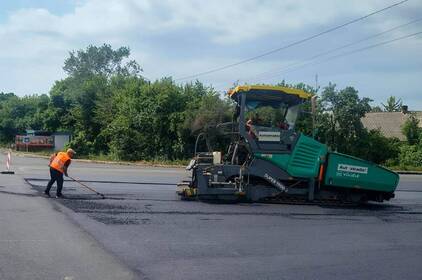 На автошляхах Вінниччини дорожники відновлюють покриття та впорядковують узбіччя