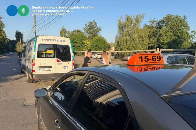 Податківці та поліція викрили таксистів без ліцензій та касових апаратів