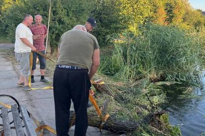 Прибрали сміття та розчистили водойму: у Хмільнику жителі власноруч відновлюють ставок