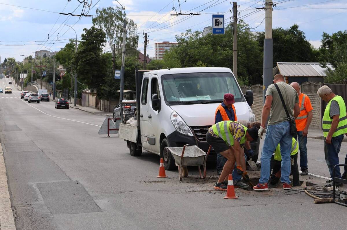 На вулиці Келецькій у Вінниці розпочали масштабне оновлення оглядових люків