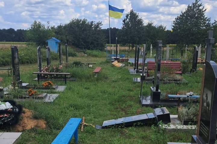 У громаді на Вінниччині пошкодили могили: підозрюваного вже встановили
