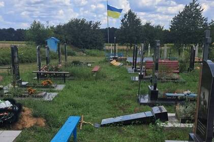 У громаді на Вінниччині пошкодили могили: підозрюваного вже встановили