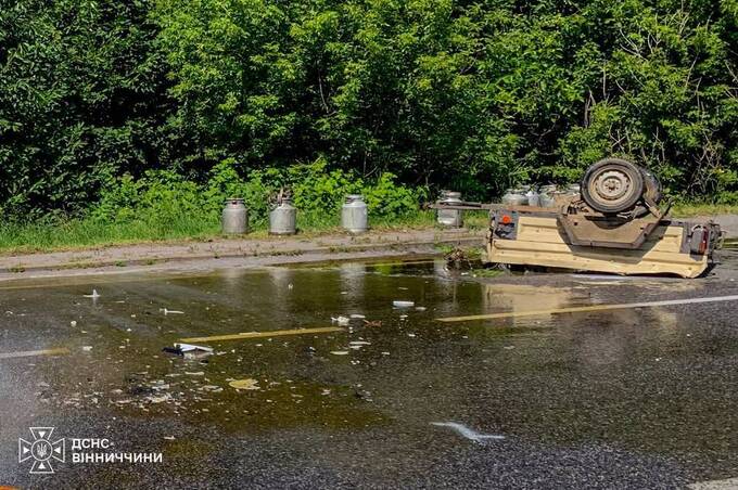На Вінниччині після ДТП дорогу залило медом: є постраждалий
