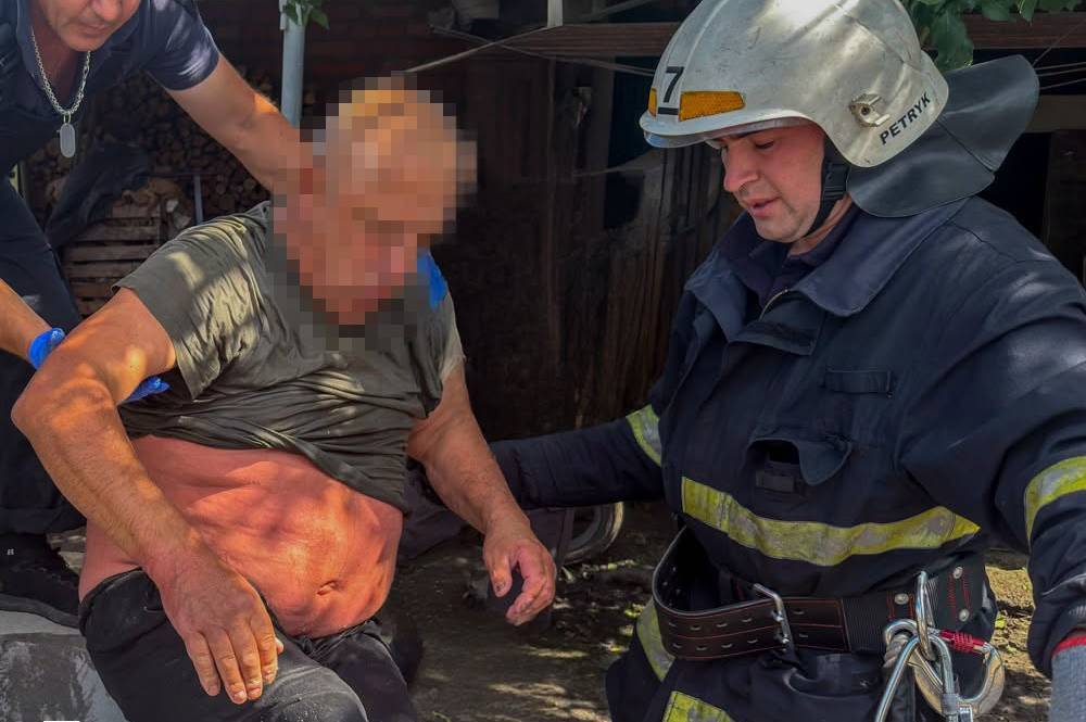 У Літині надзвичайники дістали чоловіка, який впав у 8-метрову криницю