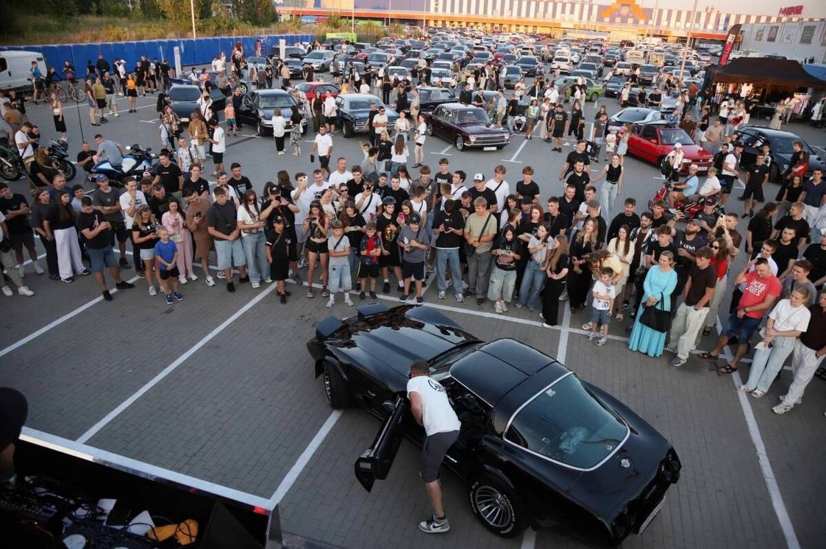 У Вінниці зібралися десятки унікальних автомобілів на автофестивалі