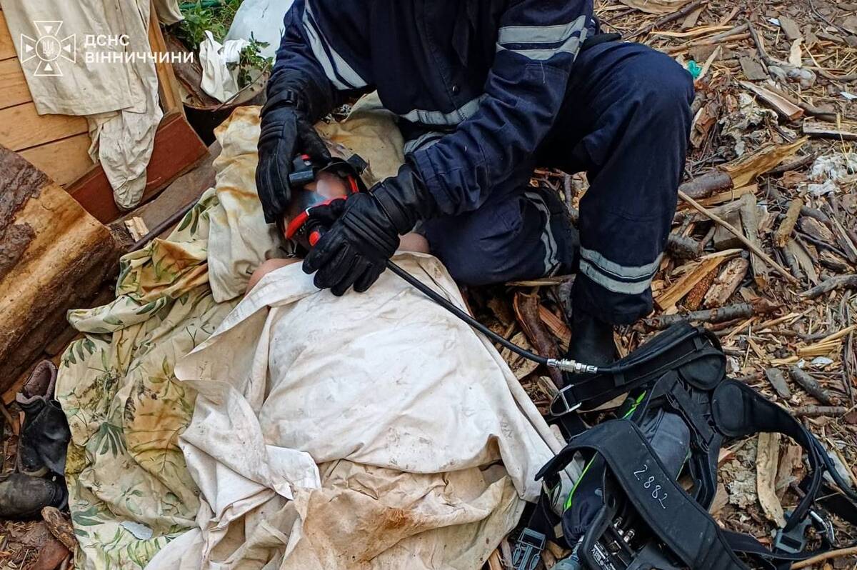 У Ладижині рятувальники винесли бабусю з охопленого вогнем будинку 