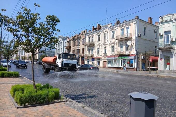 Через аномальну спеку у Вінниці охолоджують автошляхи: якою буде погода до кінця тижня
