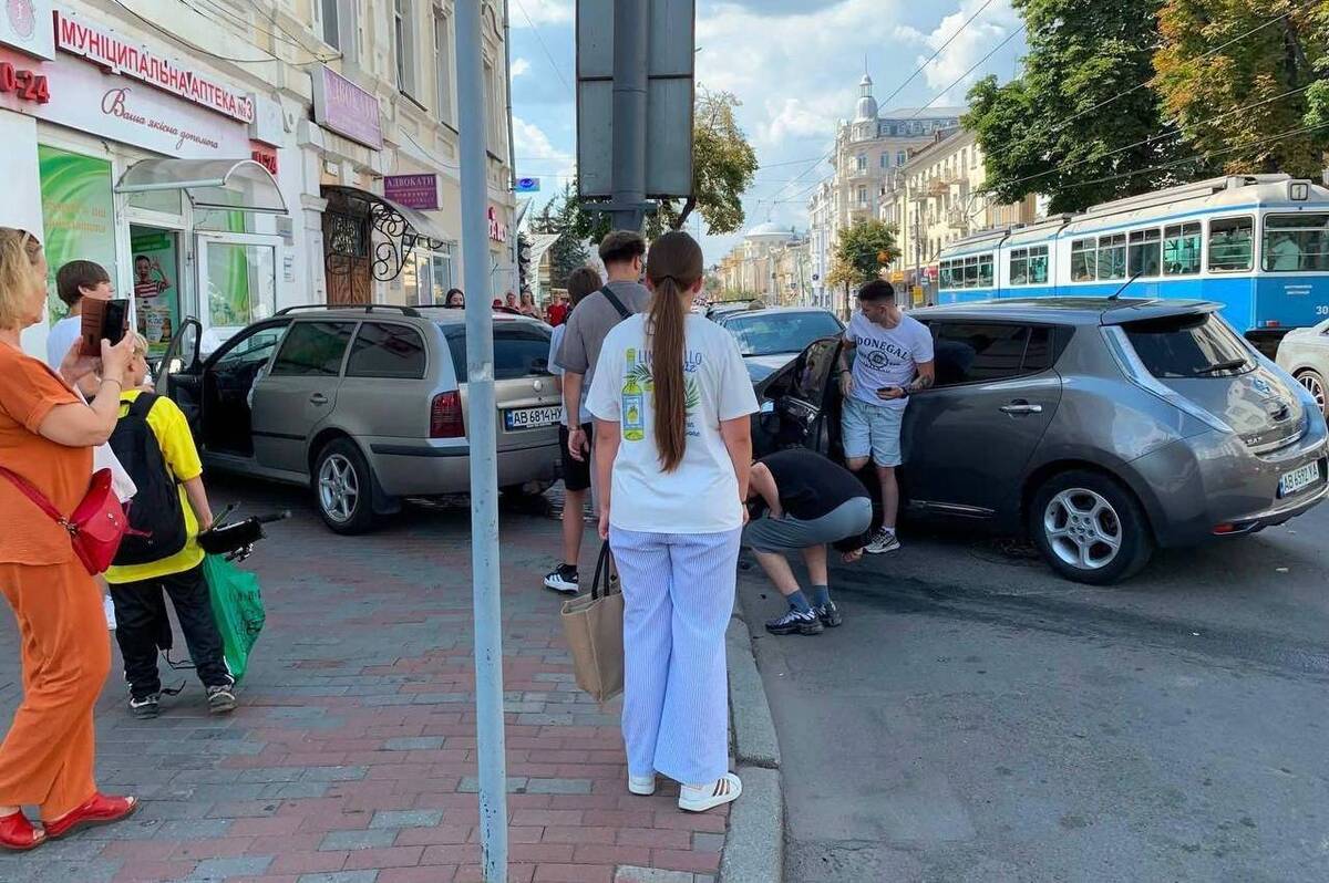 У центрі Вінниці авто влетіло в аптеку та пошкодило пам'ятку архітектури