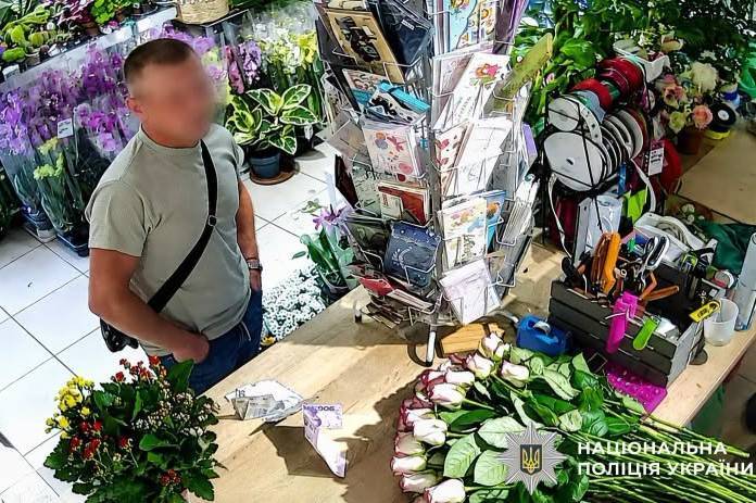Чоловік знайшов чужу картку і купив квітів майже на 20 тисяч гривень