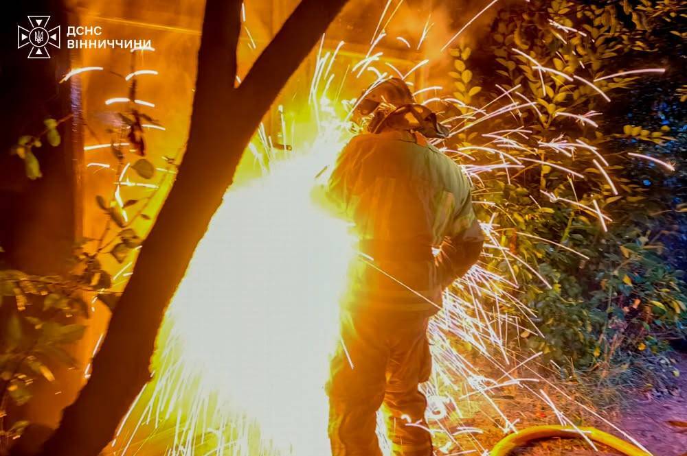 На Вінниччині горіли комбайн, два сінники та гараж: що сталося