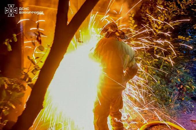 На Вінниччині горіли комбайн, два сінники та гараж: що сталося