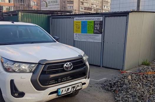 Неправильно припарковане авто завадило комунальникам вивезти сміття на Стрілецькій