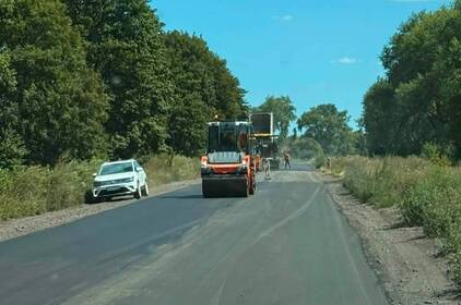 Дорожники ліквідовують вибоїни на автошляху до Липовця