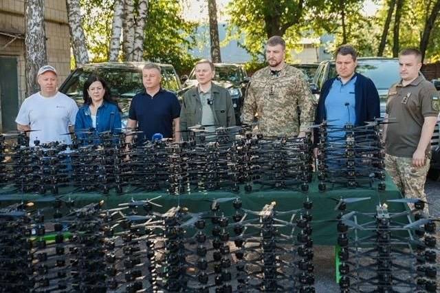 Чотири пікапи та 200 FPV-дронів Міжрегіональний координаційний гуманітарний штаб передав 120-й бригаді ТрО