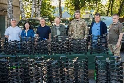 Чотири пікапи та 200 FPV-дронів Міжрегіональний координаційний гуманітарний штаб передав 120-й бригаді ТрО