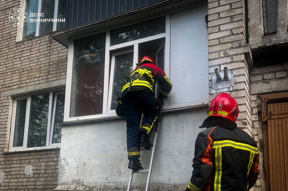 У Вінниці рятувальники через балкон потрапили до квартири: літній жінці стало зле
