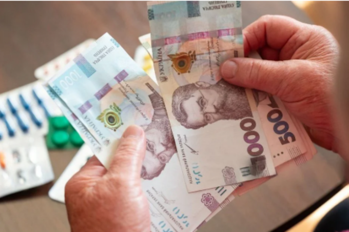 Пенсіонерам уріжуть першу вікову доплату: ПФУ пояснив причину