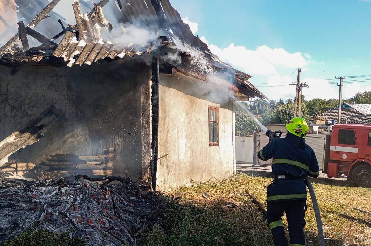 На Вінниччині пожежа стерні перекинулася на дах будинку