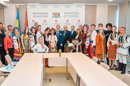 Учасники фестивалю «Барвінкове кружало» ділились своїми враженнями про фестиваль з міським головою Сергієм Моргуновим