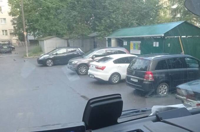 Припарковані біля контейнерів автівки завадили вивезти побутові відходи у Вінниці