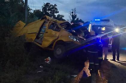 Пасажир врятував травмованого водія з салону розбитого мікроавтобуса 