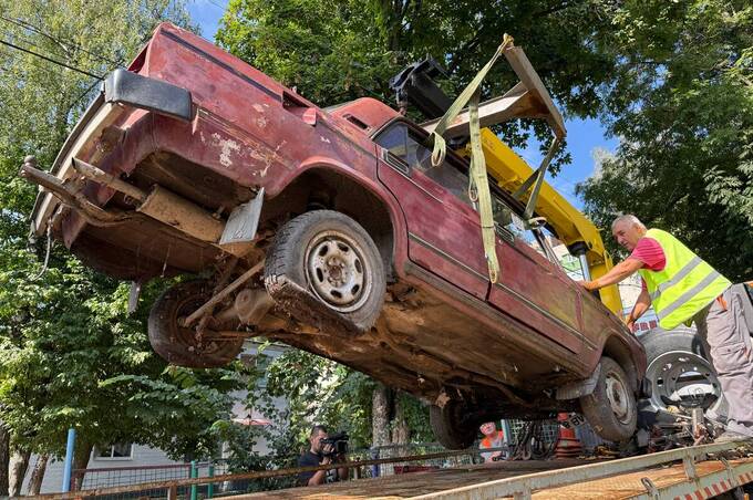 П’ять років стояв біля садочка: у Вінниці нарешті прибрали занедбаний ВАЗ
