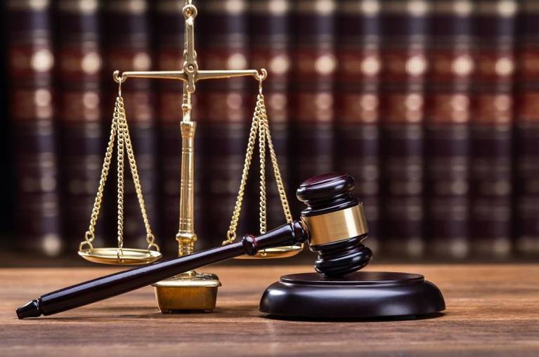 Прокуратура оскаржує вирок жінці, яка била стареньку маму палицею
