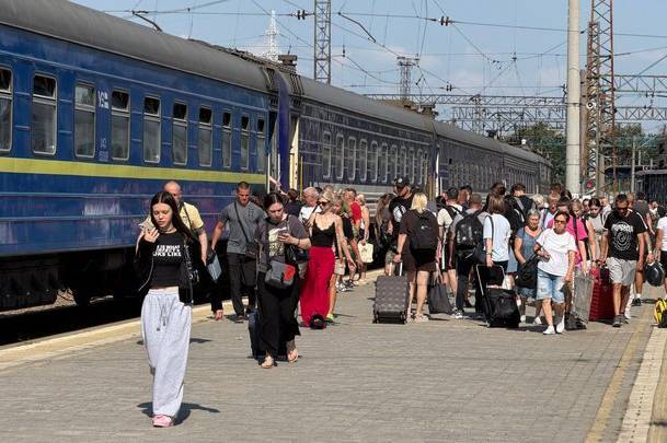 Через часті та тривалі ворожі атаки по всій країні затримуються потяги