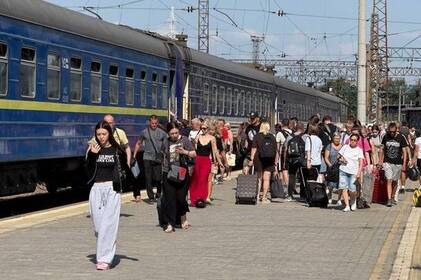 Через часті та тривалі ворожі атаки по всій країні затримуються потяги