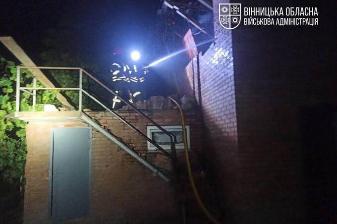 На Вінниччині внаслідок вечірньої атаки БпЛА загорівся приватний будинок