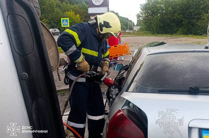 Дві машини зіткнулися біля Сокиринців: жінку затисло в салоні