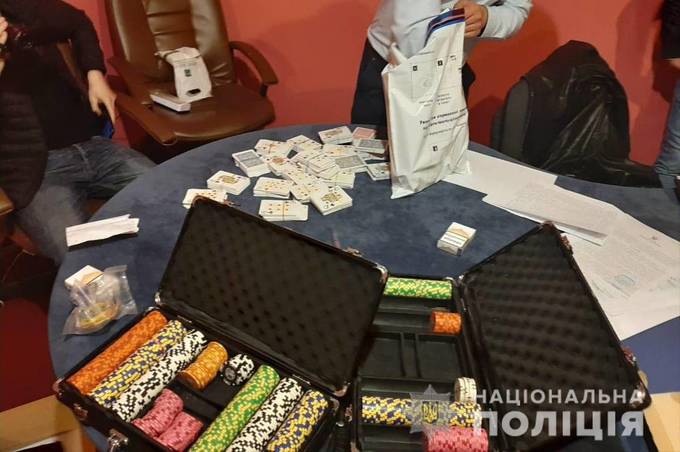 "Карти, гроші... наркота" - у центрі міста виявили підпільне "казино", в якому збували наркотики