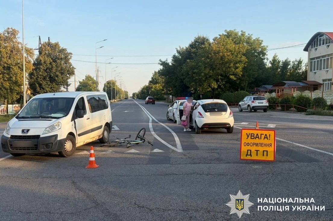 На Барському шосе водійка Lancia збила велосипедиста: чоловіка госпіталізували