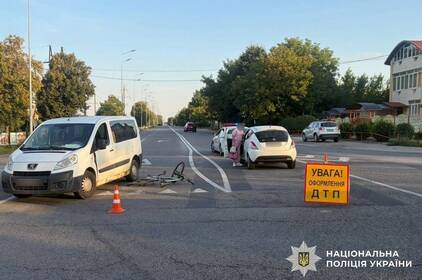 На Барському шосе водійка Lancia збила велосипедиста: чоловіка госпіталізували