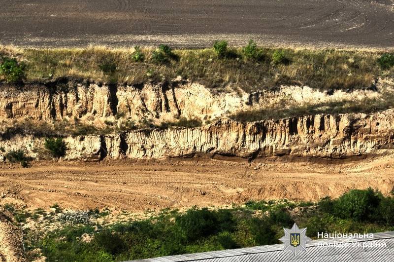 На Вінниччині викрили незаконний видобуток суглинку на мільйони гривень