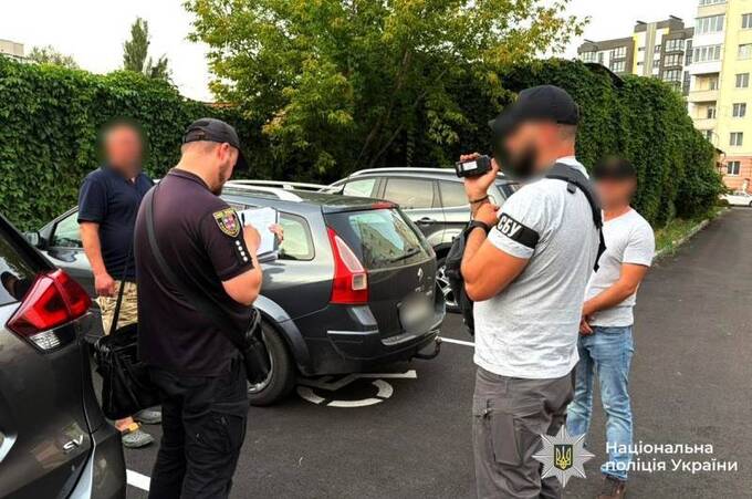 Правоохоронці затримали посадовця під час отримання хабаря від фермера