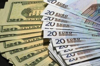 Долар та євро дешевшають: курс валют на 8 вересня