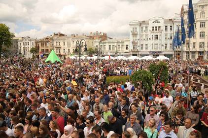 На майдані Незалежності більше 200 пар закружляють у вальсі