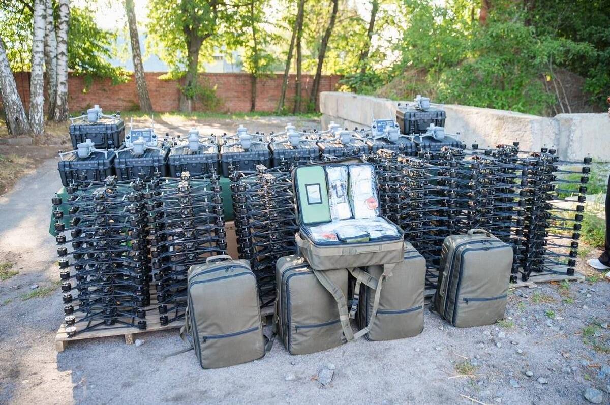 FPV-дрони, квадрокоптери та рюкзаки польового медика передам МКГШ трьом підрозділам на Східний напрямок