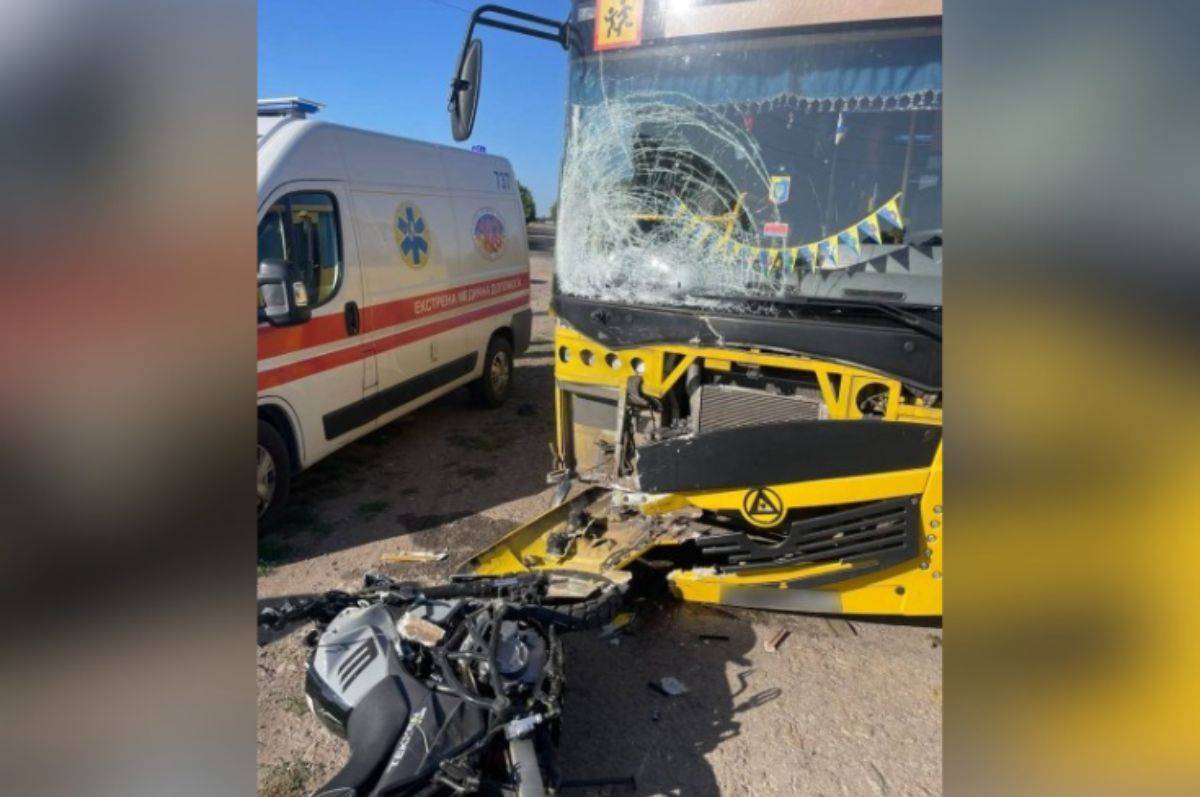 Смертельна ДТП на Вінниччині: мотоцикліст зіткнувся зі шкільним автобусом