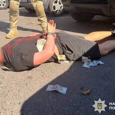 У Вінницькій області затримали злочинців за торгівлю зброєю та наркотиками (фото)