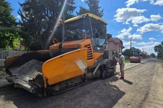Дорожники ліквідували тисячі квадратних метрів ямковості на Вінниччині (відео)