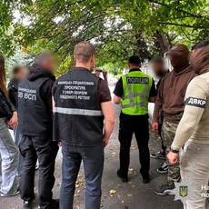 Поліція затримала двох зловмисників за підозрою у вимаганні грошей з матері військового