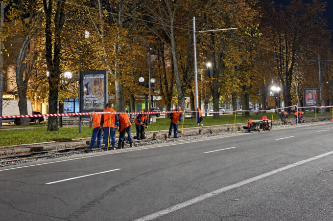 У Вінниці вночі ремонтують трамвайну колію на вулиці Пирогова