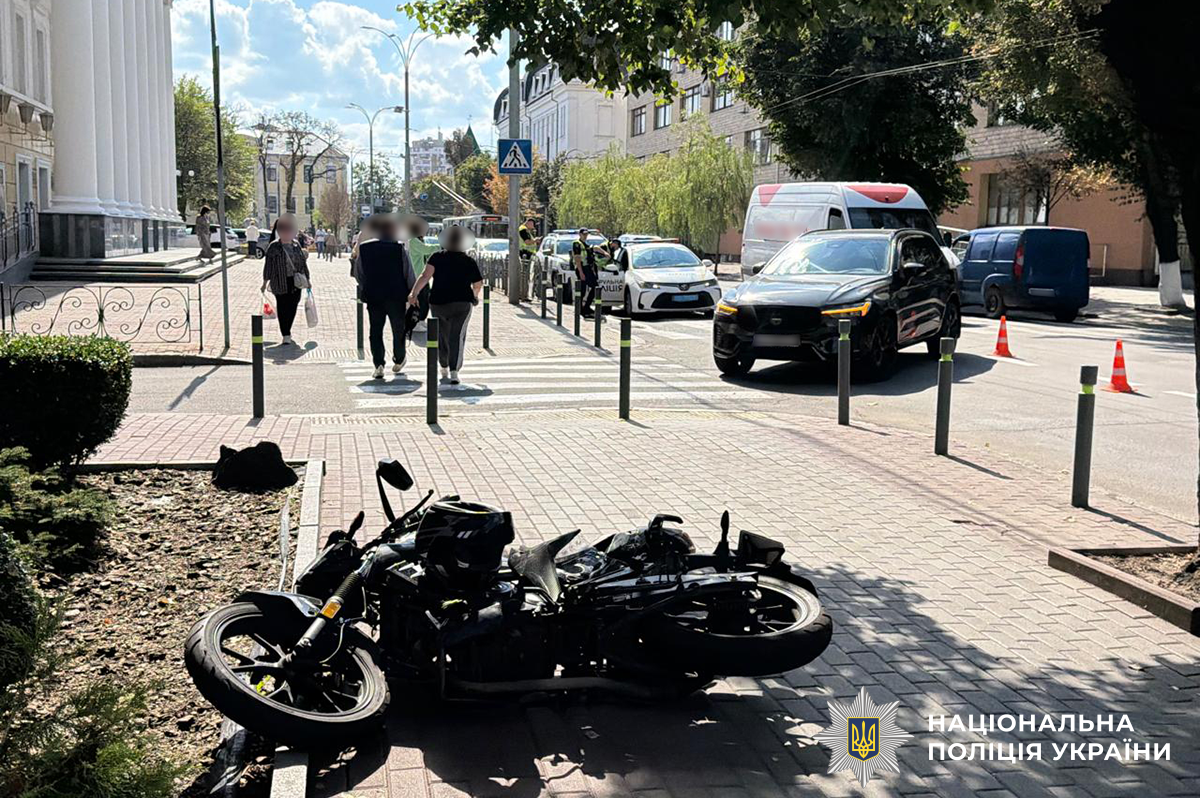 Поліцейські з'ясовують обставини двох ДТП за участю мотоцикла та пішохода