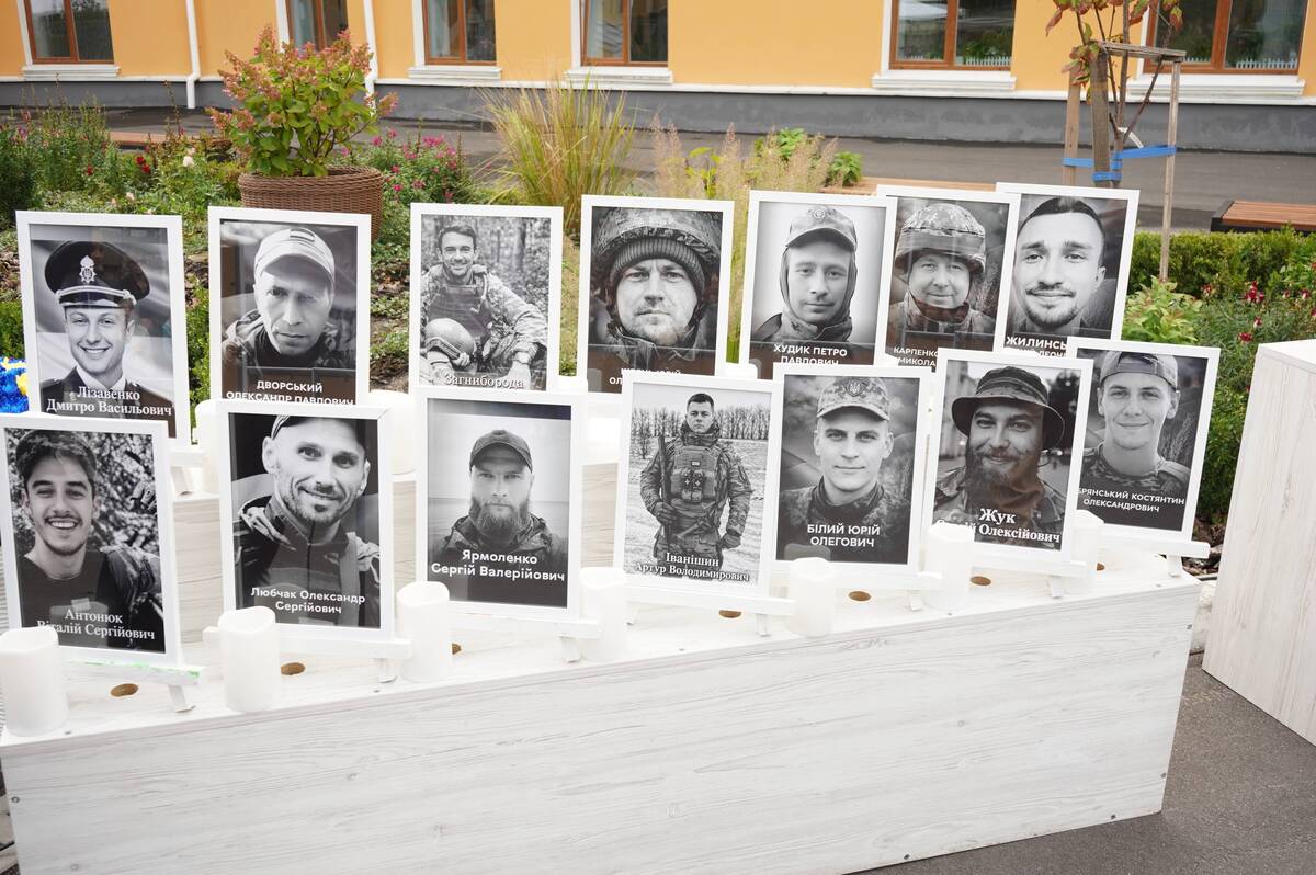 У ліцеї №2 Вінниці відкрили пам’ятний знак на честь 14 загиблих випускників